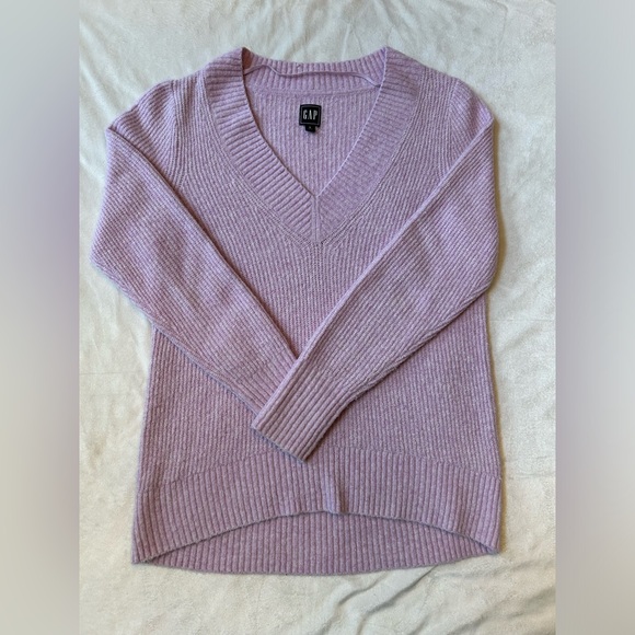 GAP Women’s v-neck sweater - Picture 1 of 4